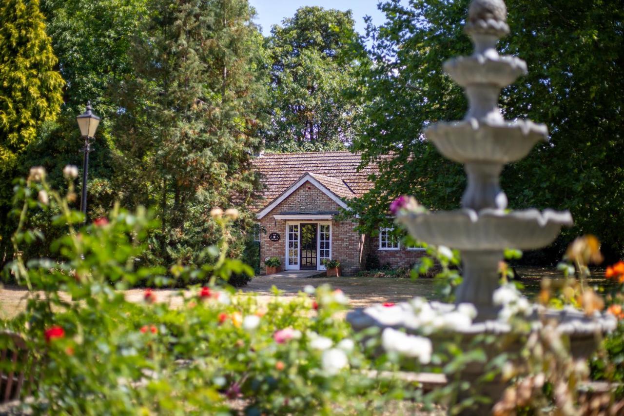 Woodland Manor Hotel Bedford Exteriör bild